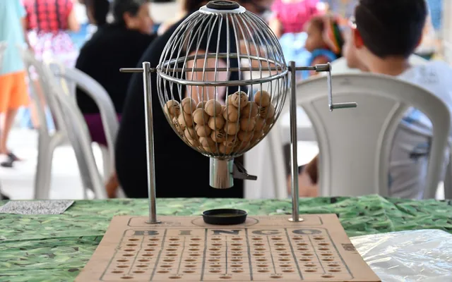 Bingo ball machine